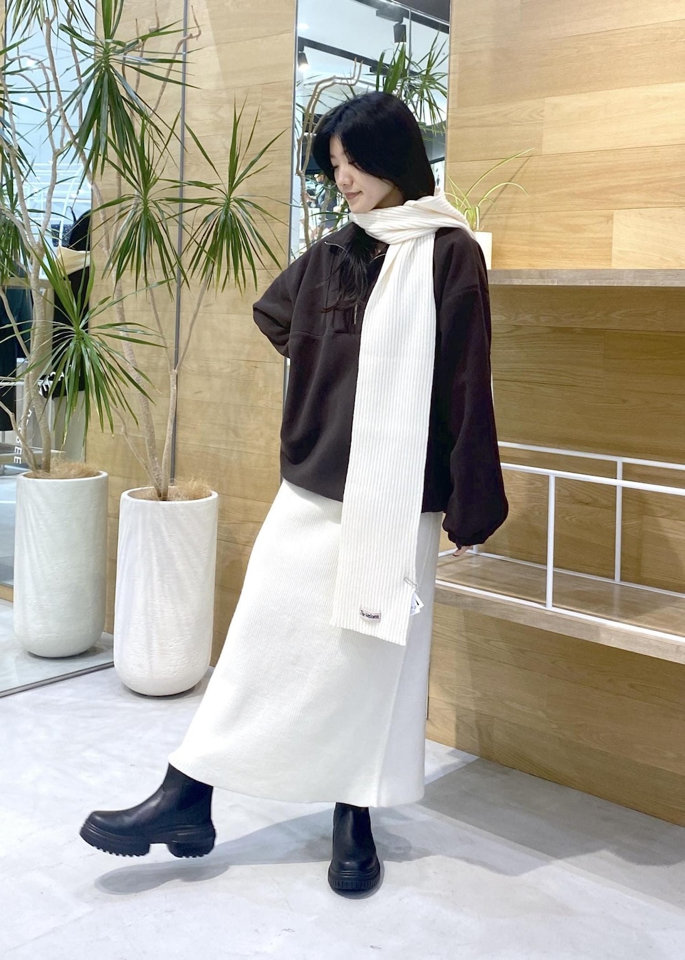 「ナージー、ブーツ、ニット、ニットスカート、フリース、スカートコーデ、タイトスカート、骨格ウェーブ、高身長コーデ、マフラー、秋コーデ、初冬コーデ、冬コーデ、お出かけコーデ、アウトドアコーデ」｜「NERGYの【保温】フリースハーフジッププルオーバー（その他トップス、ブラウン系）」を使った、sana.nさん（レディース・162cm）の秋コーディネートの8枚目の写真