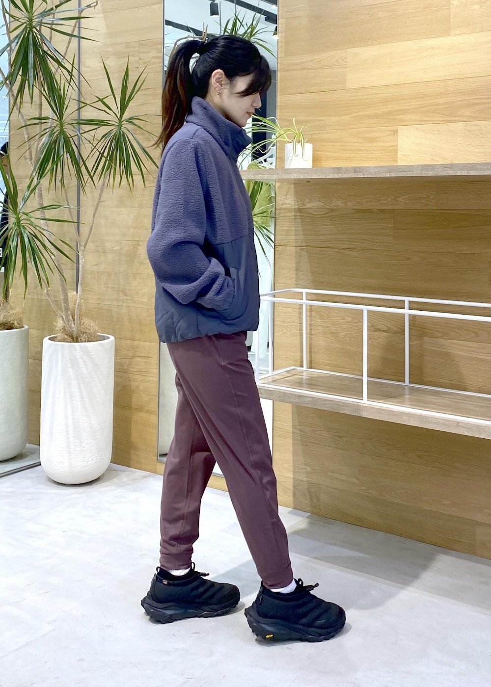 ブラック系のスニーカー、ブルー系のその他アウター、ピンク系のスラックスを着用したレディースの秋コーディネートの6枚目の写真