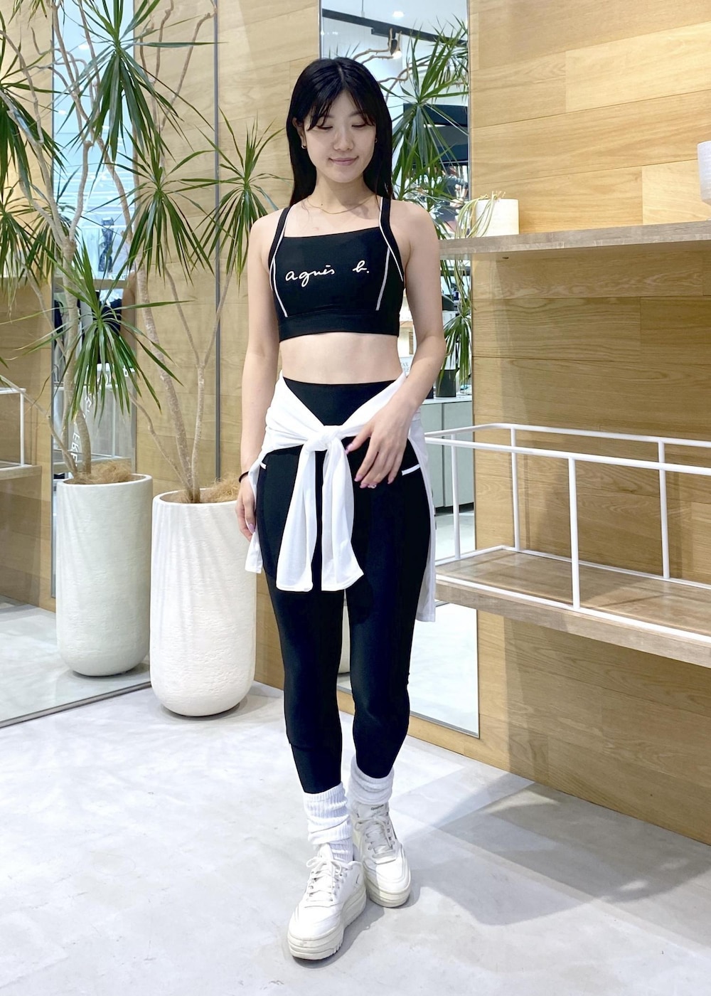 ホワイト系のスニーカー、ホワイト系のTシャツ/カットソー、ブラック系のレギンス/スパッツを着用したレディースの夏コーディネートの7枚目の写真