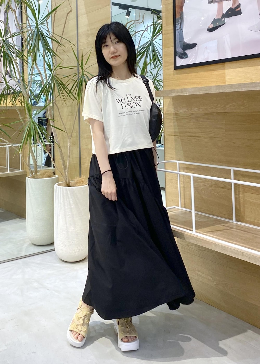 ベージュ系のサンダル、ホワイト系のTシャツ/カットソー、ブラック系のボディバッグ/ウエストポーチを着用したレディースの夏コーディネートの5枚目の写真