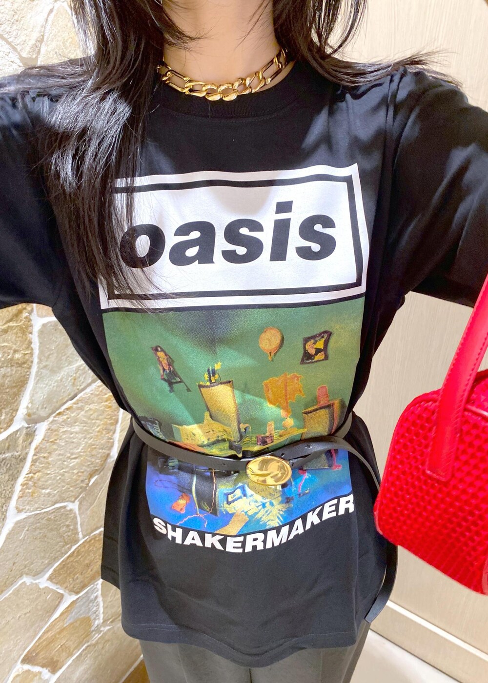 ブラック系のパンプス、ブラック系のスラックス、レッド系のハンドバッグを着用したレディースの夏コーディネートの7枚目の写真