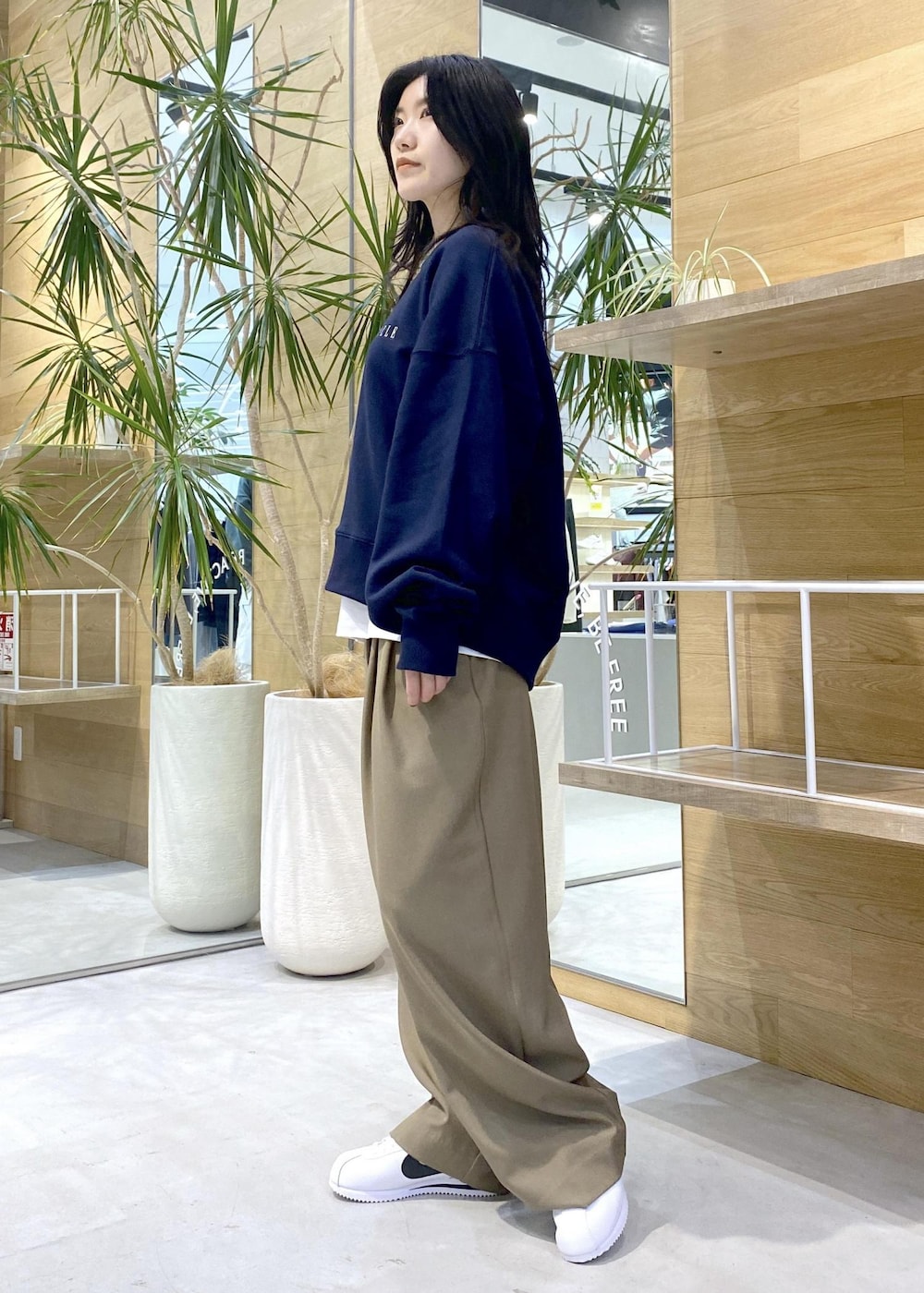 ホワイト系のスニーカー、ホワイト系のTシャツ/カットソー、ブルー系のスウェットを着用したレディースの秋コーディネートの8枚目の写真
