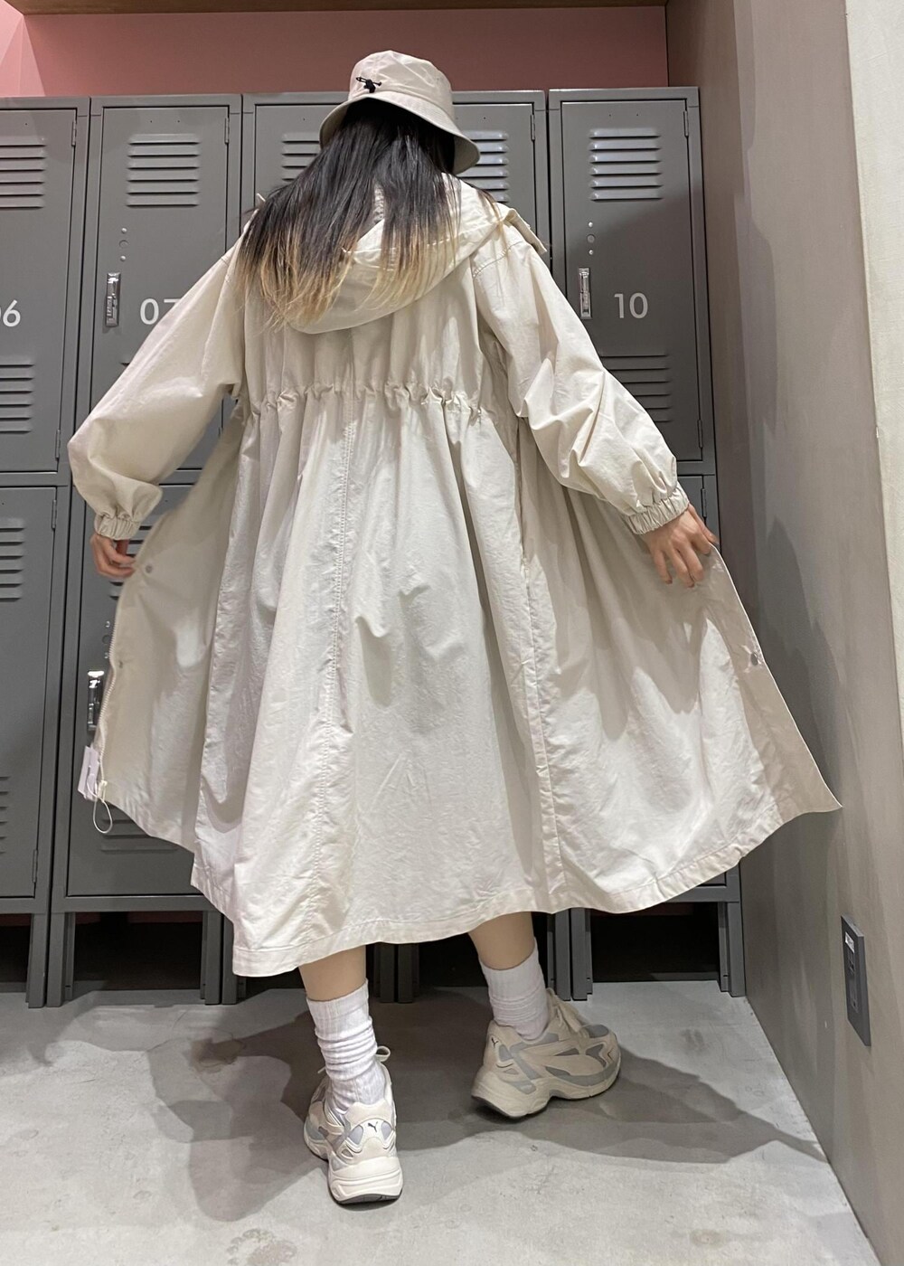 ホワイト系のその他アウター、ベージュ系のスニーカー、ブラック系のレギンス/スパッツを着用したレディースの春コーディネートの5枚目の写真