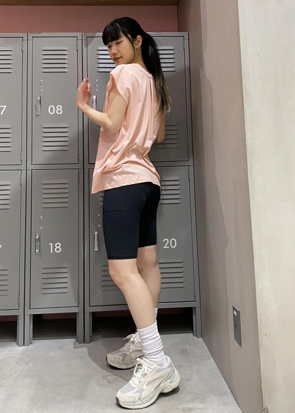 「ナージー、プーマ、puma、バイカーパンツ、バイカーショーツ、ロゴ、ロゴT、NERGY、スニーカー、RUN、YOGA、GYM、アスレジャー」｜「PUMAの【PUMA】テバリス ニトロ スニーカー（スニーカー、ベージュ系）」を使った、sana.nさん（レディース・162cm）の春コーディネートの5枚目の写真