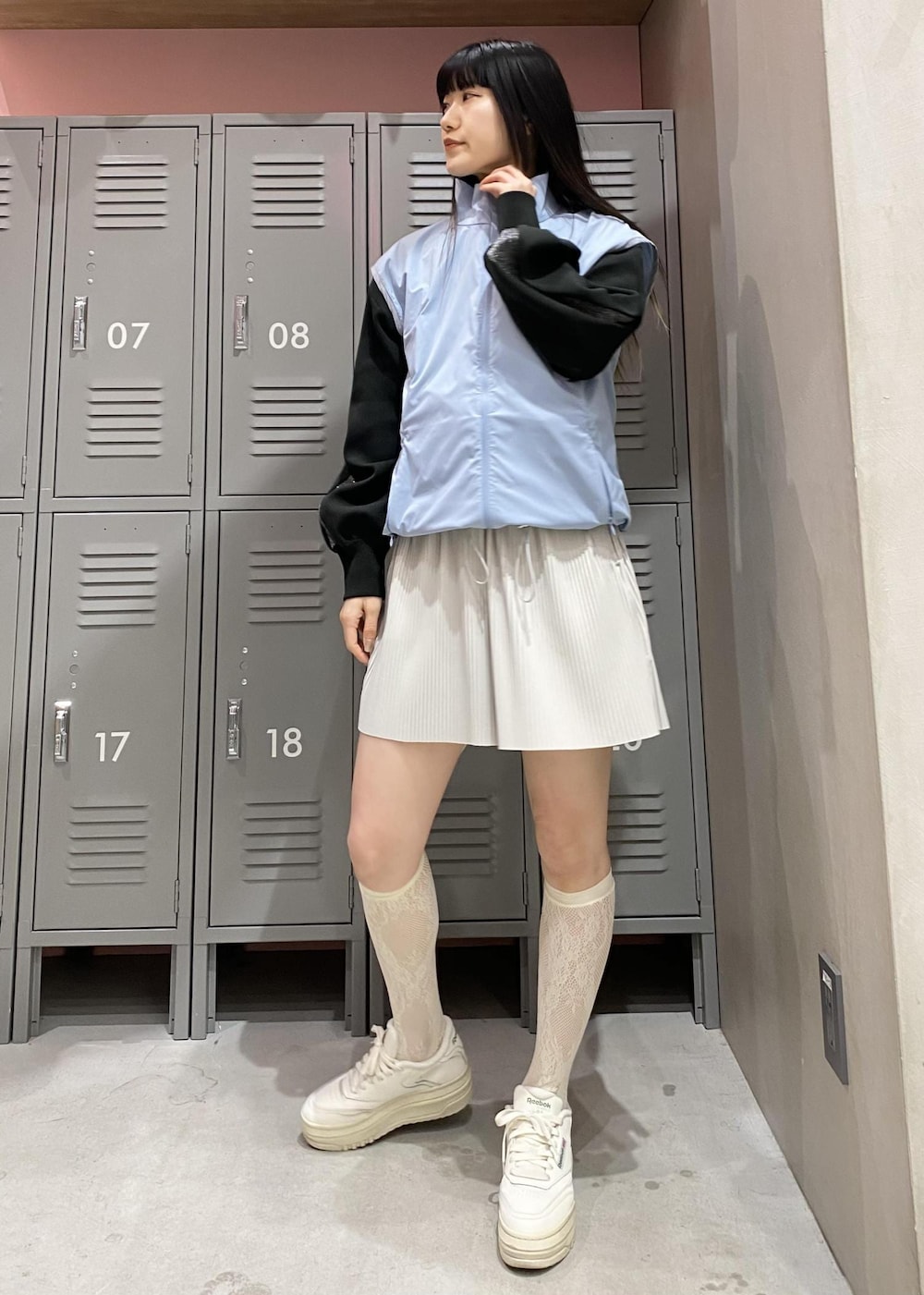 ブラック系のその他アウター、ホワイト系のスニーカー、ブルー系のブルゾンを着用したレディースの春コーディネートの2枚目の写真