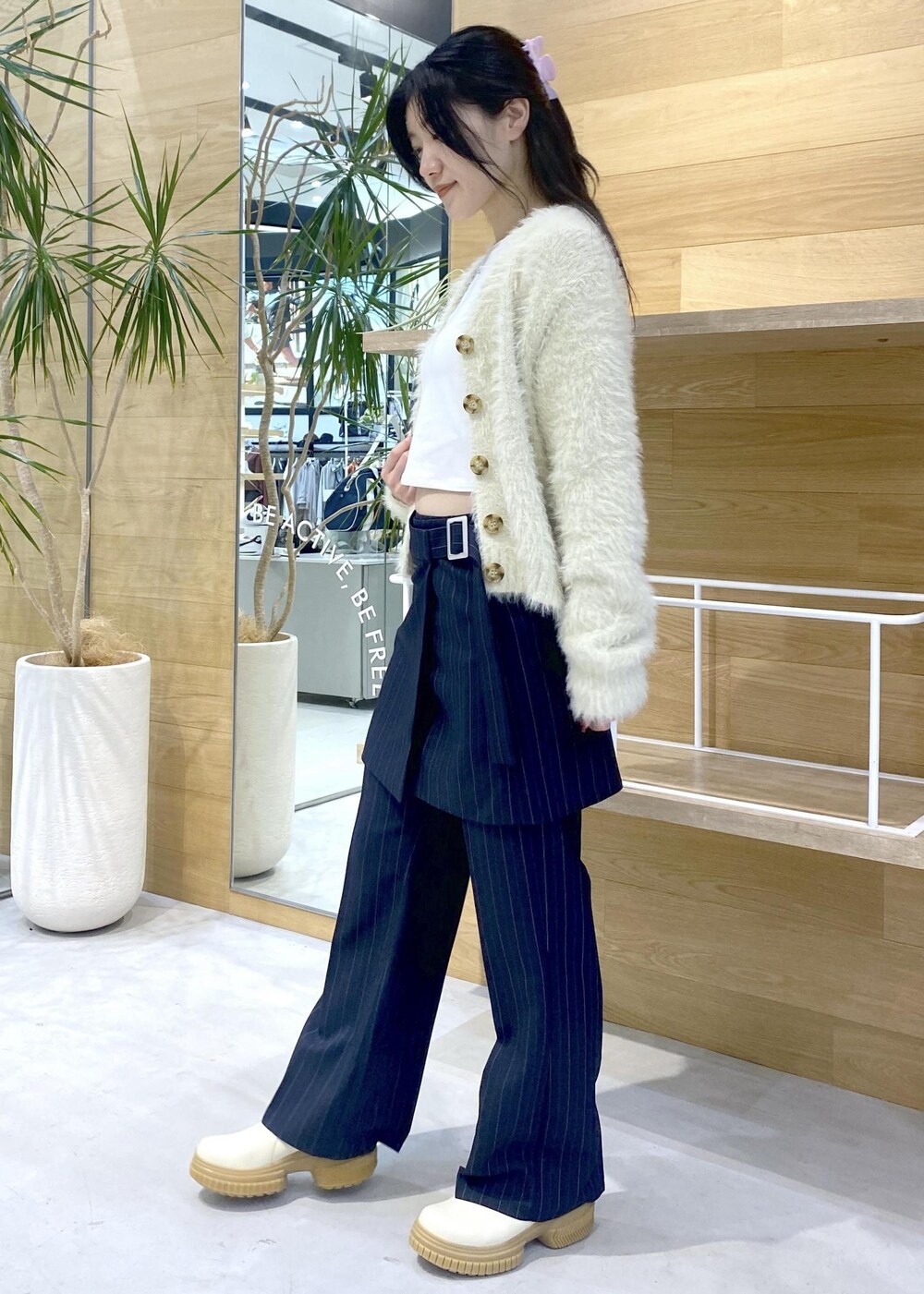 ホワイト系のカーディガン/ボレロ、ホワイト系のTシャツ/カットソー、ブルー系のその他パンツを着用したレディースの冬コーディネートの2枚目の写真