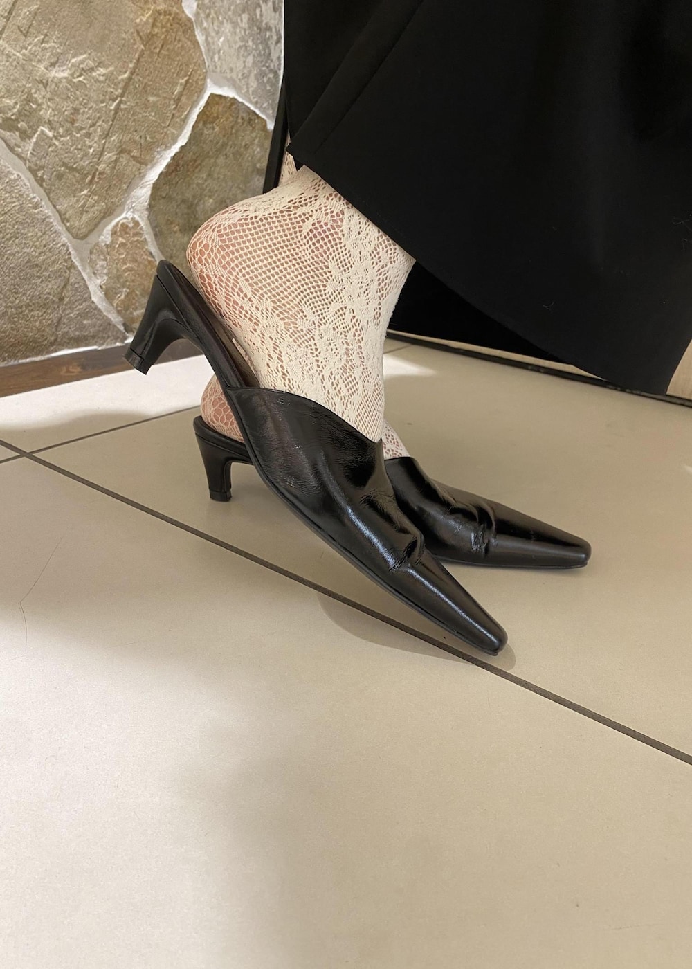 ホワイト系のシャツ/ブラウス、ブラック系のサンダル、ブラック系のワンピースを着用したレディースの冬コーディネートの8枚目の写真