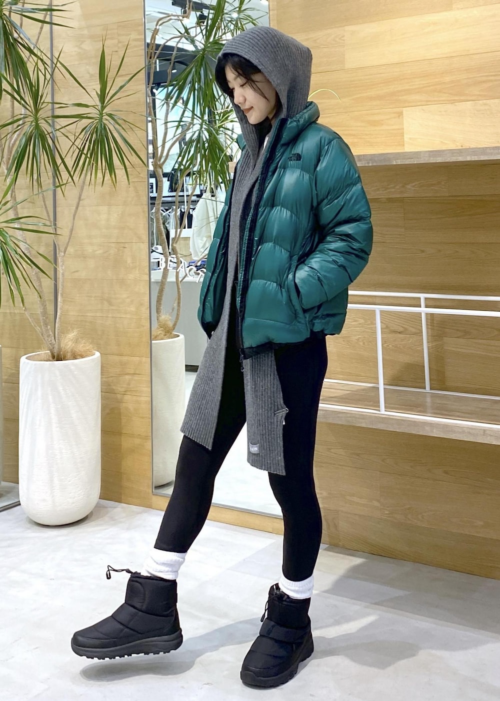 ブラック系のレギンス/スパッツを着用したレディースの秋コーディネートの6枚目の写真