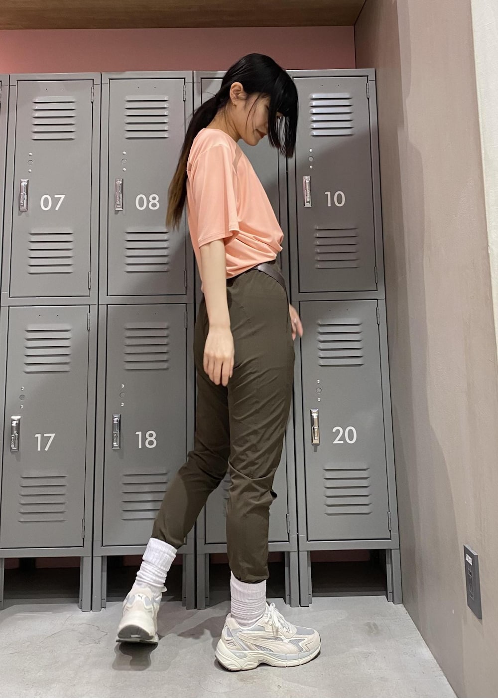 ピンク系のTシャツ/カットソー、ブラウン系のその他パンツ、ベージュ系のスニーカーを着用したレディースの春コーディネートの2枚目の写真