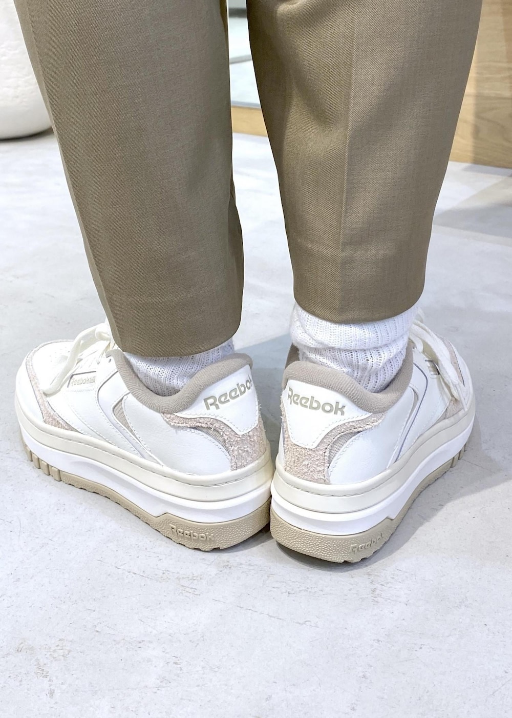 ブラウン系のその他トップス、ブルー系のレギンス/スパッツを着用したレディースの秋コーディネートの8枚目の写真