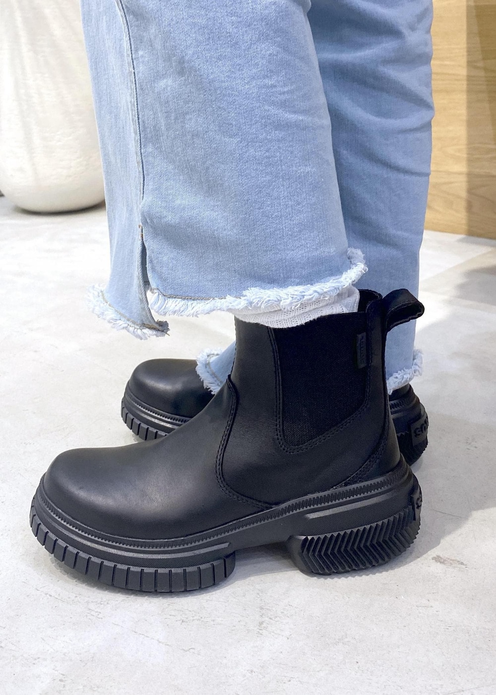 ホワイト系のトートバッグ、ベージュ系のダウンジャケット/コートを着用したレディースの秋コーディネートの8枚目の写真