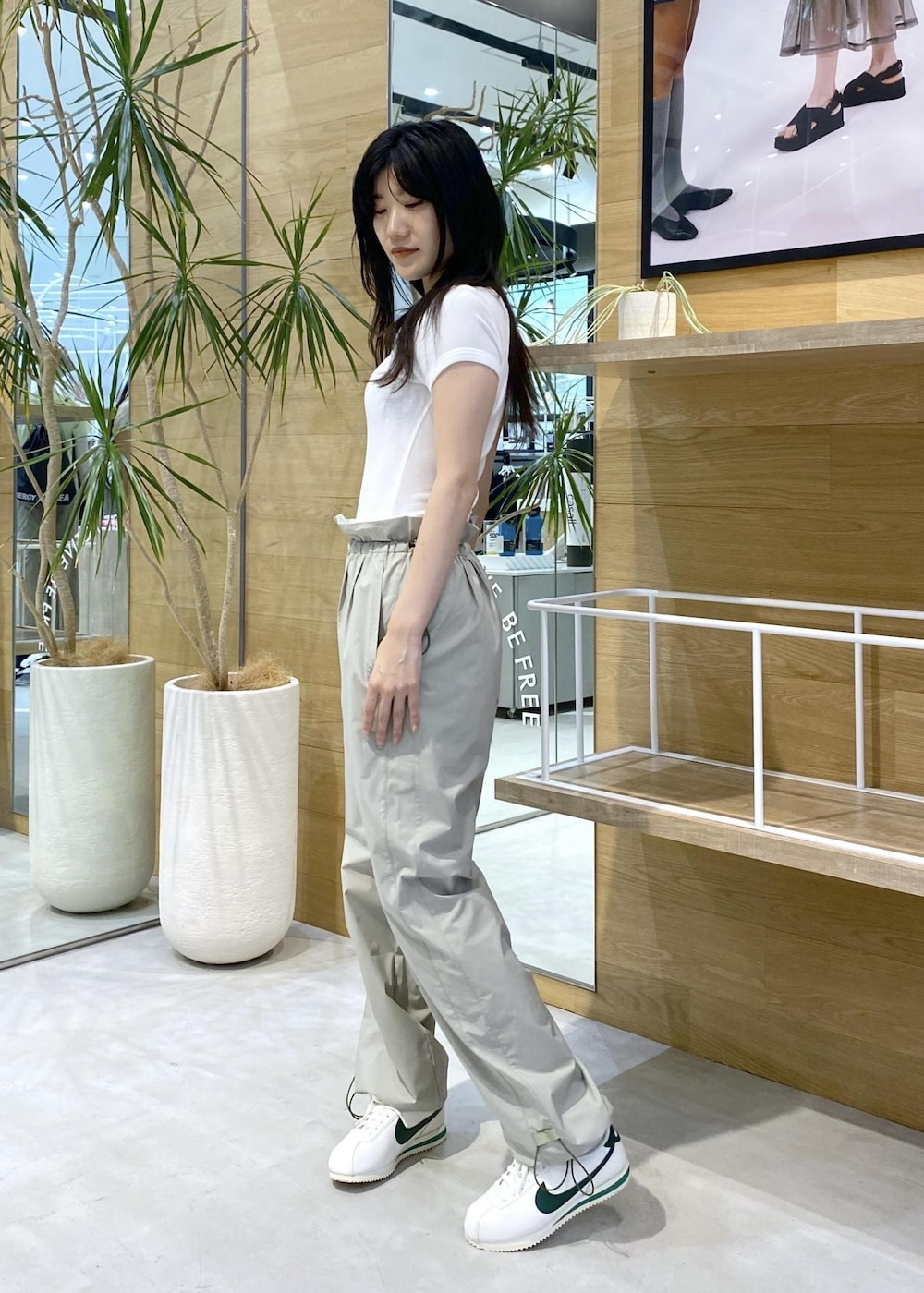 グリーン系のその他パンツ、ホワイト系のTシャツ/カットソー、ホワイト系のスニーカーを着用したレディースの夏コーディネートの3枚目の写真