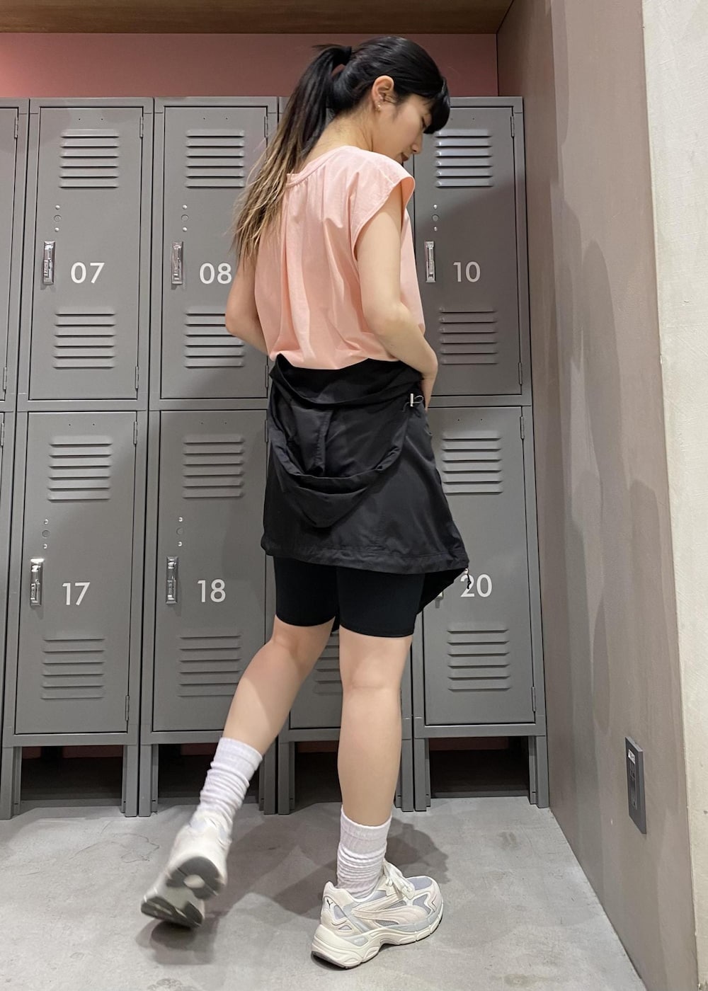 「ナージー、プーマ、puma、バイカーパンツ、バイカーショーツ、ロゴ、ロゴT、NERGY、スニーカー、RUN、YOGA、GYM、アスレジャー」｜「PUMAの【PUMA】テバリス ニトロ スニーカー（スニーカー、ベージュ系）」を使った、sana.nさん（レディース・162cm）の春コーディネートの3枚目の写真