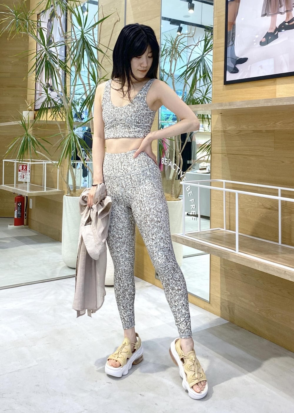 ベージュ系のサンダル、グリーン系のブラジャー、グリーン系のレギンス/スパッツを着用したレディースの夏コーディネートの5枚目の写真