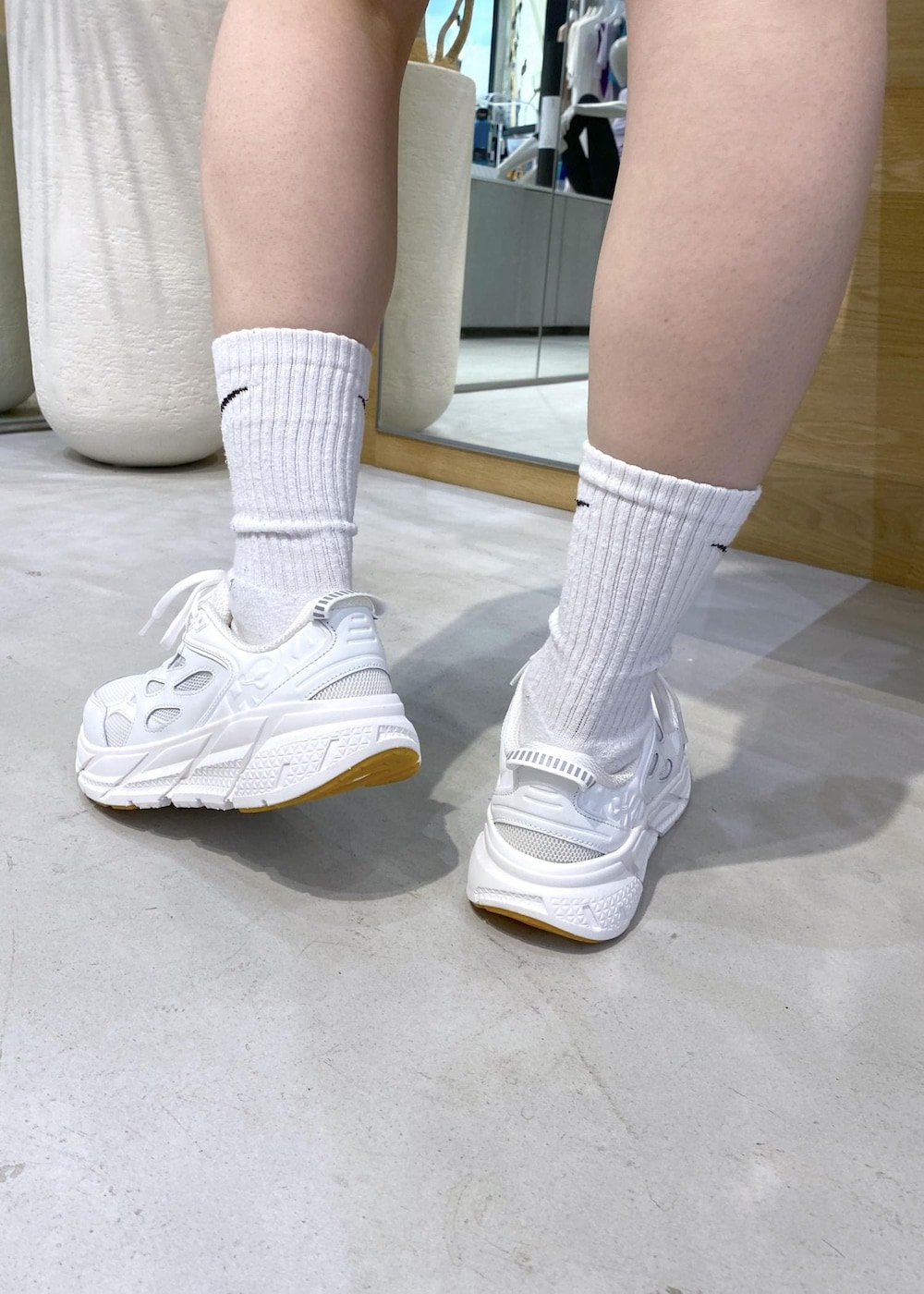 ブルー系のデニムパンツ、ホワイト系のスニーカー、ホワイト系のTシャツ/カットソーを着用したレディースの夏コーディネートの8枚目の写真