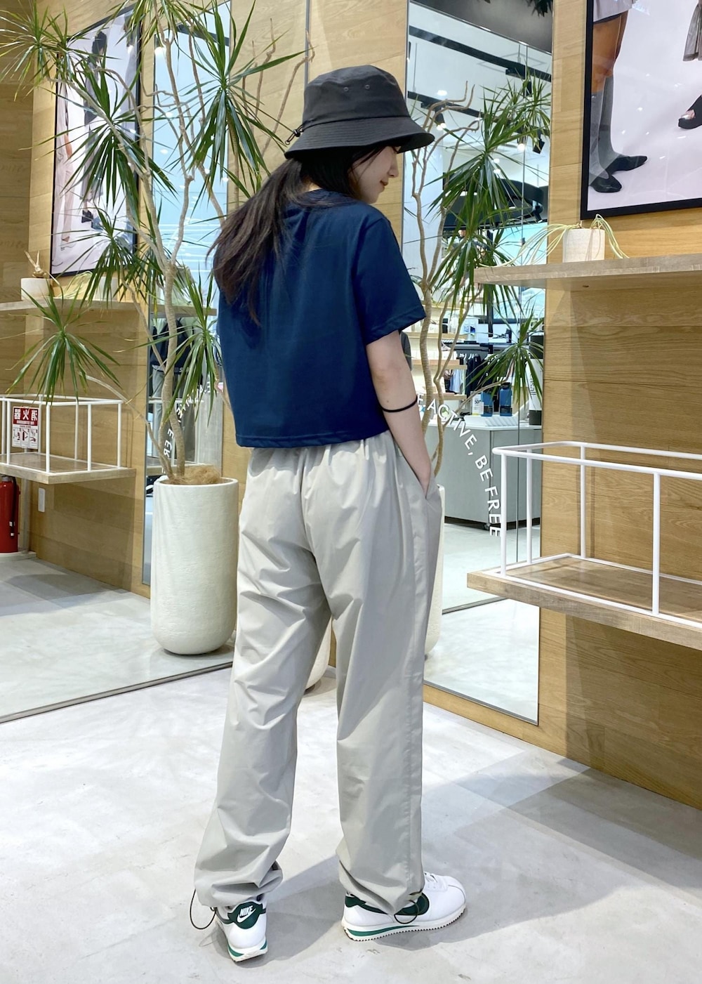 グリーン系のその他パンツ、ブルー系のTシャツ/カットソー、ホワイト系のスニーカーを着用したレディースの夏コーディネートの4枚目の写真