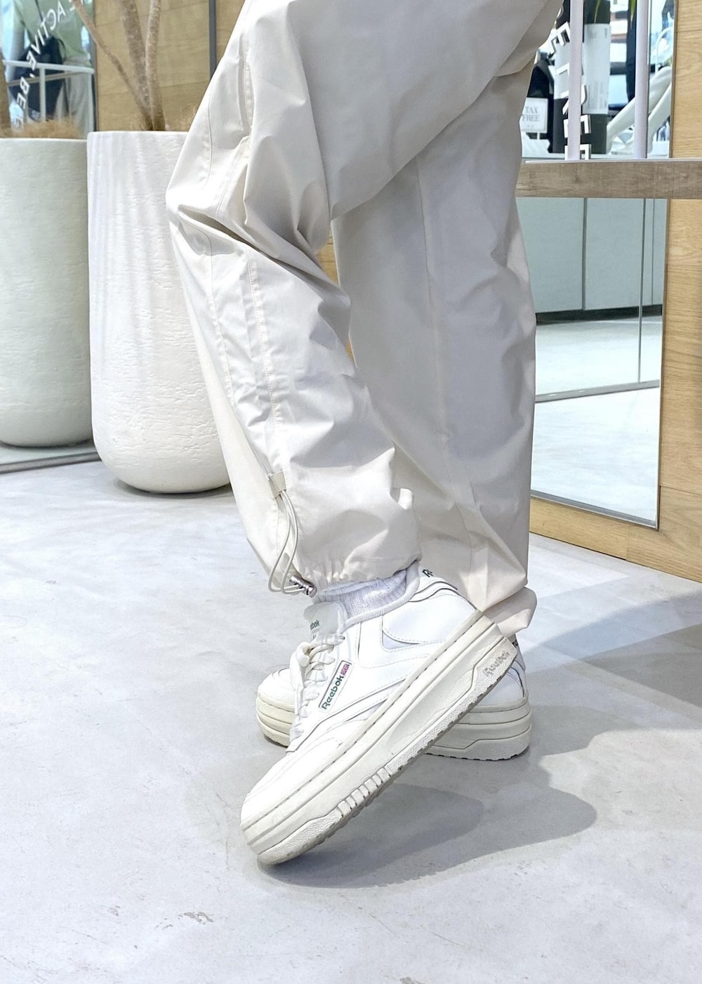 ホワイト系のスニーカー、ホワイト系のTシャツ/カットソー、ブラック系のレギンス/スパッツを着用したレディースの夏コーディネートの8枚目の写真