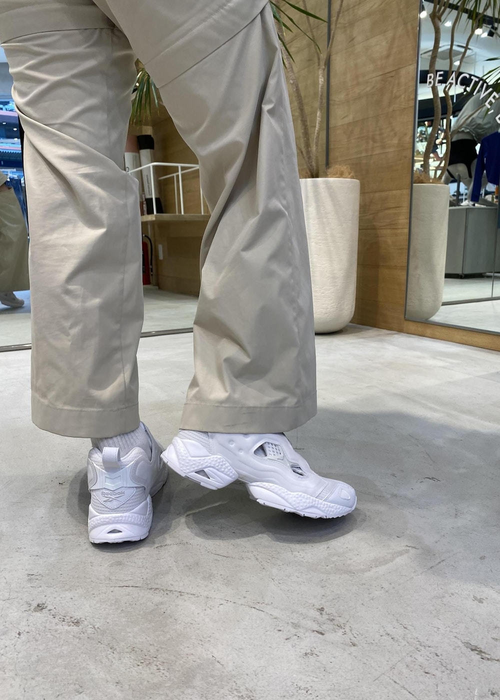 ホワイト系のスニーカー、グレー系のその他パンツ、パープル系のTシャツ/カットソーを着用したレディースの夏コーディネートの7枚目の写真