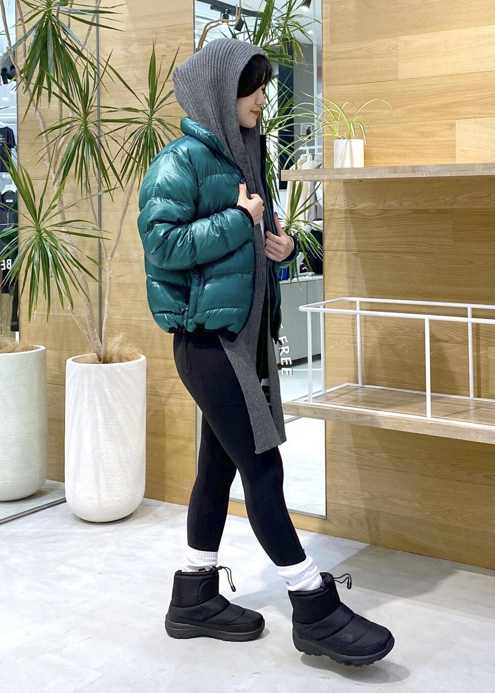 ブラック系のレギンス/スパッツを着用したレディースの秋コーディネートの3枚目の写真