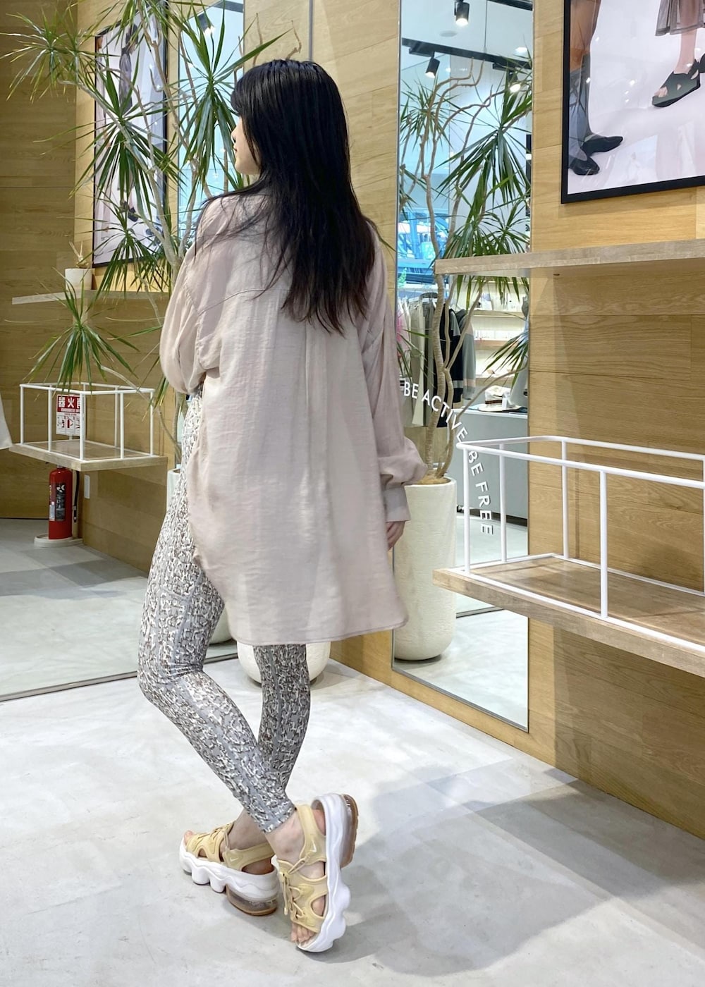 ベージュ系のサンダル、グリーン系のブラジャー、グリーン系のレギンス/スパッツを着用したレディースの夏コーディネートの3枚目の写真