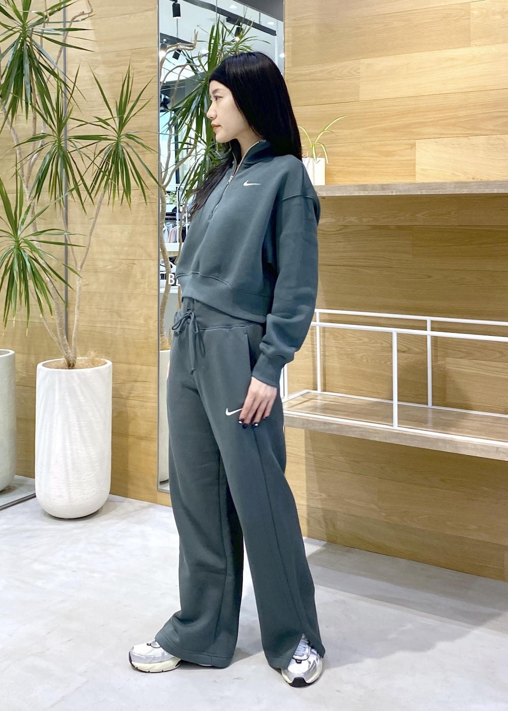 ホワイト系のスニーカー、グリーン系のスウェットを着用したレディースの秋コーディネートの4枚目の写真