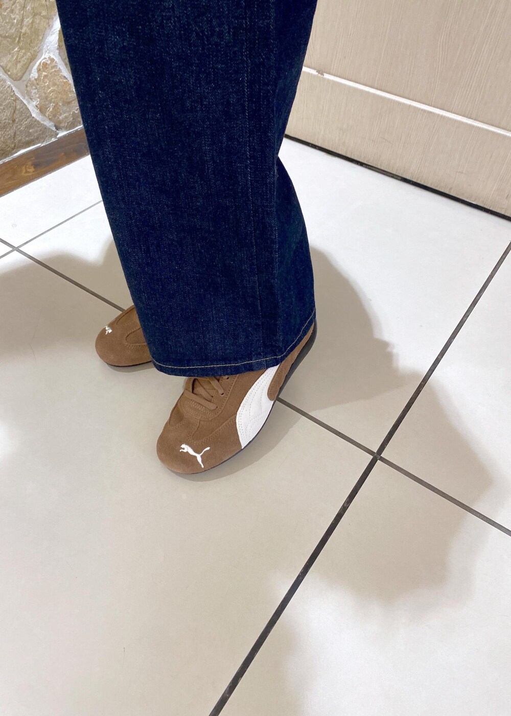 ベージュ系のスニーカー、ブルー系のデニムパンツ、ベージュ系のショルダーバッグを着用したレディースの夏コーディネートの8枚目の写真