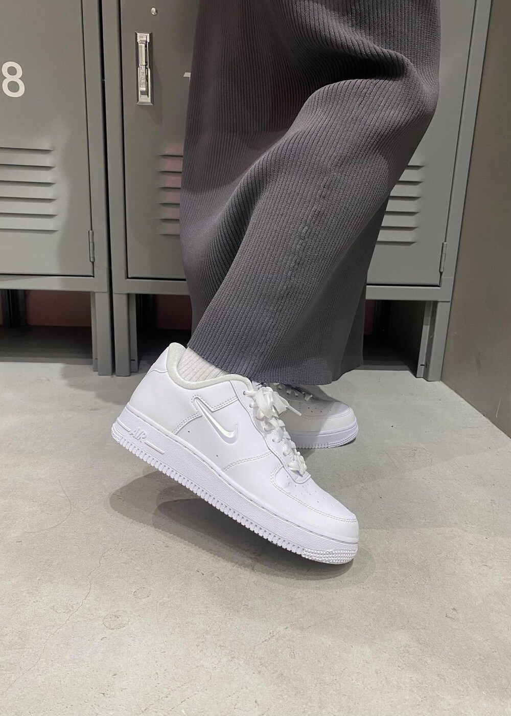 ホワイト系のスニーカー、ブラック系のその他パンツ、ブラック系のダウンジャケット/コートを着用したレディースの冬コーディネートの6枚目の写真