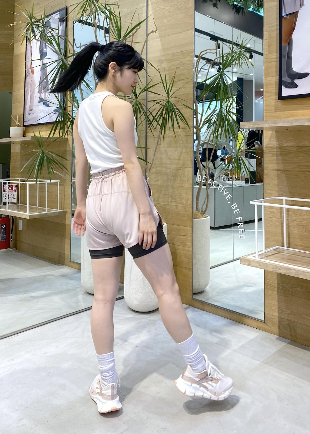 ピンク系のスニーカー、ホワイト系のタンクトップ、ピンク系のその他パンツを着用したレディースの夏コーディネートの4枚目の写真