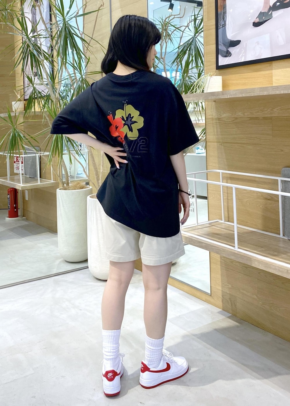 グレー系のその他パンツ、ブラック系のTシャツ/カットソー、ホワイト系のスニーカーを着用したレディースの夏コーディネートの3枚目の写真