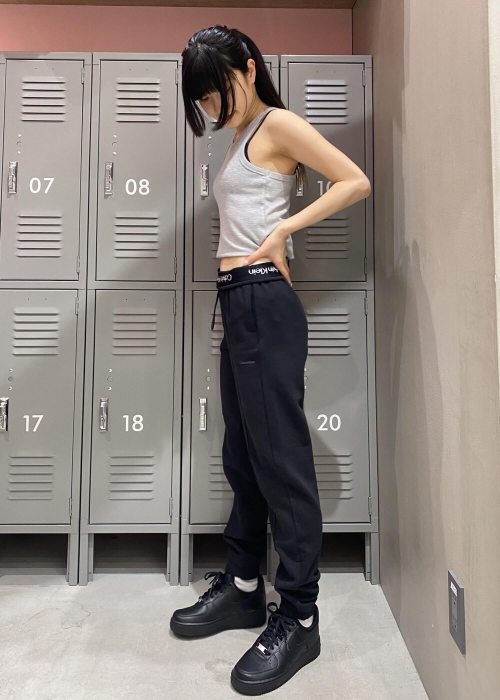 ブラック系のその他パンツ、グレー系のカーディガン/ボレロ、ブラック系のスニーカーを着用したレディースの冬コーディネートの4枚目の写真