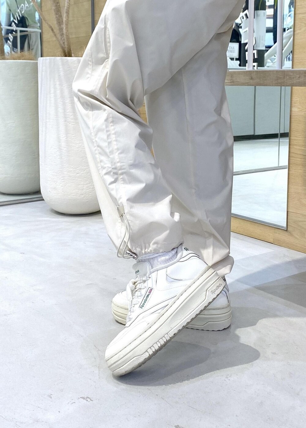 ホワイト系のスニーカー、ホワイト系のその他パンツ、ブラック系のカーディガン/ボレロを着用したレディースの夏コーディネートの8枚目の写真