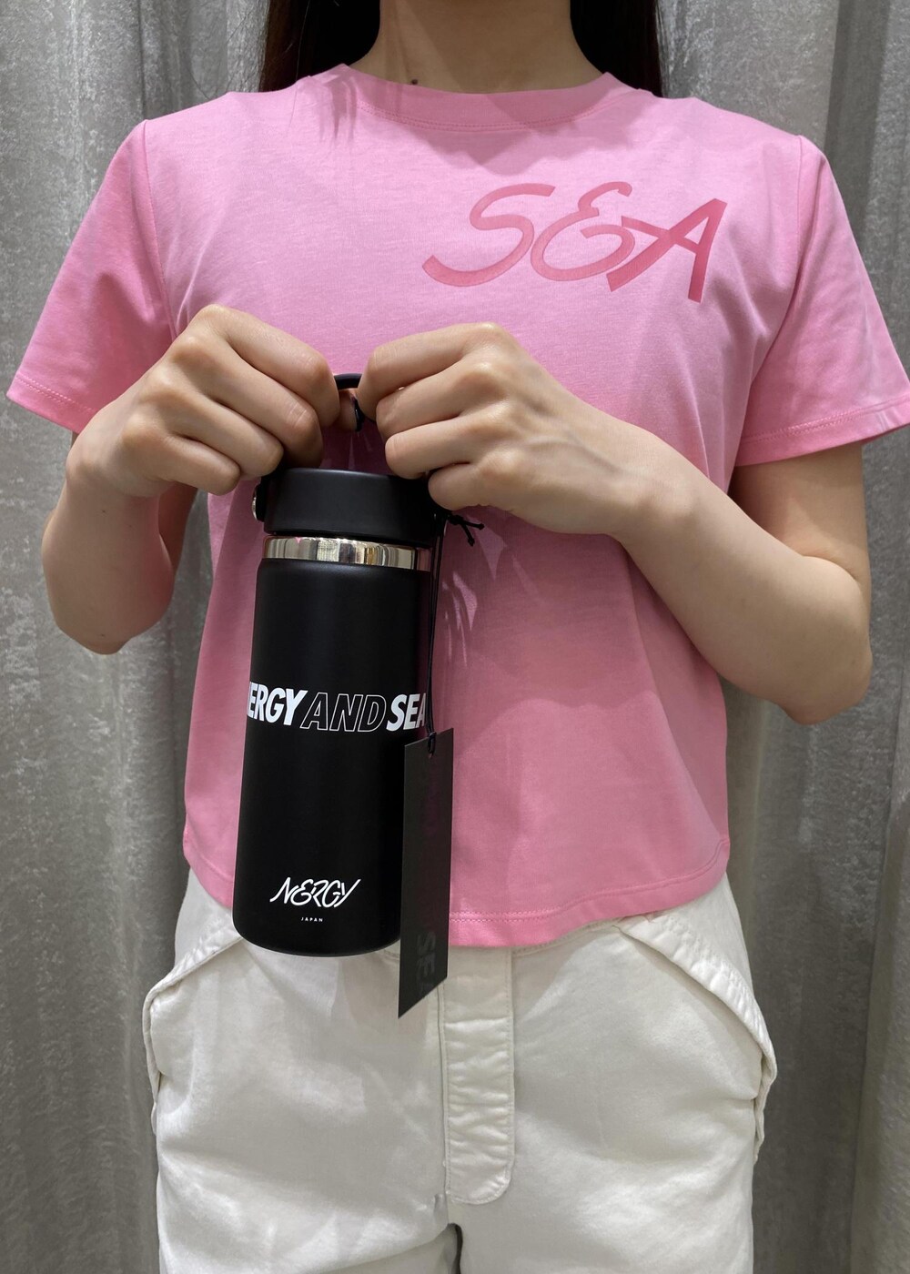 ホワイト系のその他パンツ、ブラック系のサンダル、ピンク系のTシャツ/カットソーを着用したレディースの春コーディネートの4枚目の写真