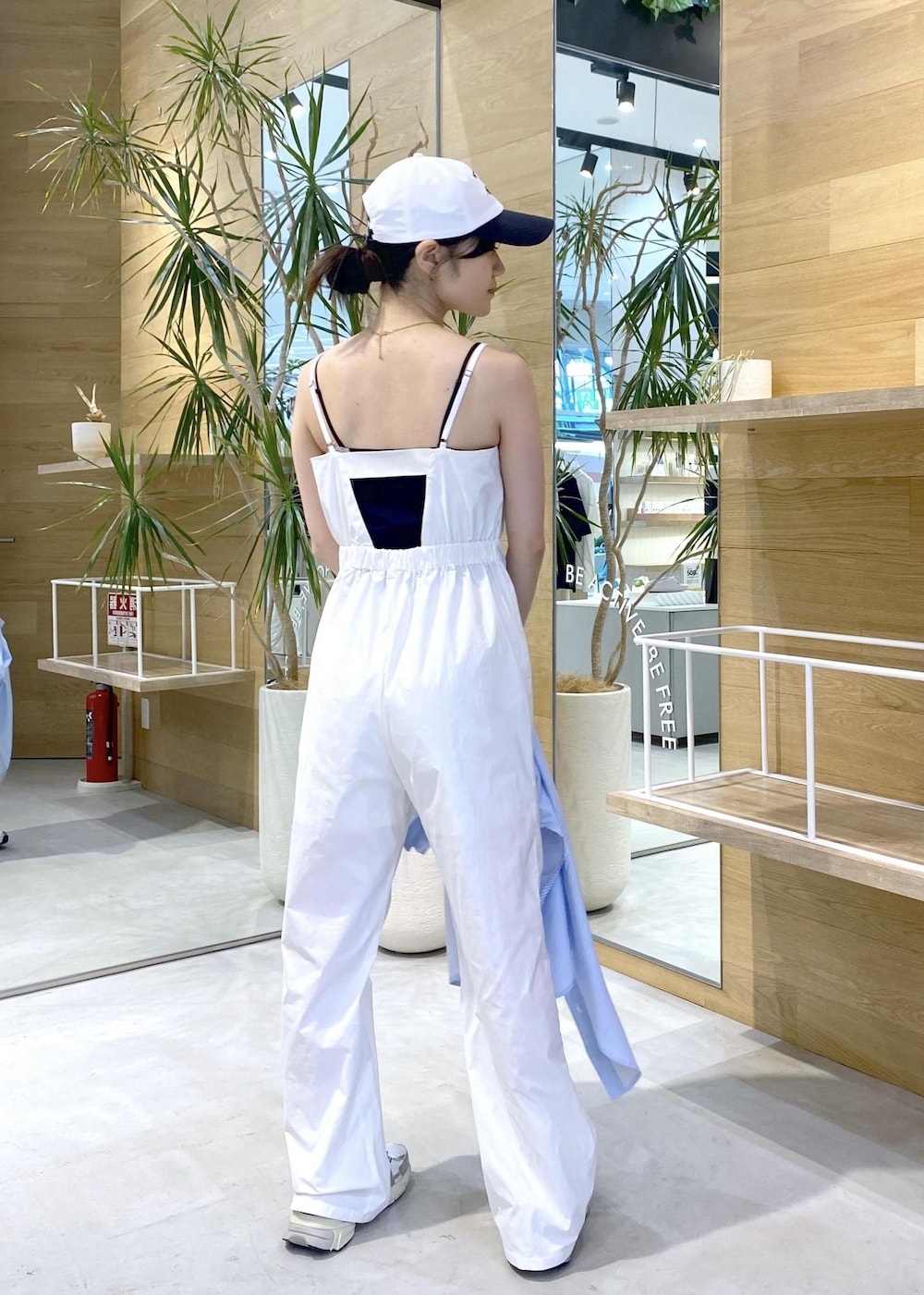 「ナージー、agnesb.、agnesb.×NERGY、ナイキスニーカー、v2k、v2krun、オールインワン、キャップ、シャツ、羽織り、骨格ウェーブ、ラフ、ラフスタイル、初夏コーデ、夏コーデ」｜「NIKEの【NIKE】V2K RUN ウィメンズシューズ（スニーカー、ホワイト系）」を使った、sana.nさん（レディース・162cm）の夏コーディネートの8枚目の写真
