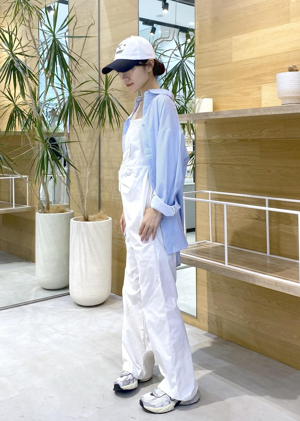 「ナージー、agnesb.、agnesb.×NERGY、ナイキスニーカー、v2k、v2krun、オールインワン、キャップ、シャツ、羽織り、骨格ウェーブ、ラフ、ラフスタイル、初夏コーデ、夏コーデ」｜「NIKEの【NIKE】V2K RUN ウィメンズシューズ（スニーカー、ホワイト系）」を使った、sana.nさん（レディース・162cm）の夏コーディネートの2枚目の写真