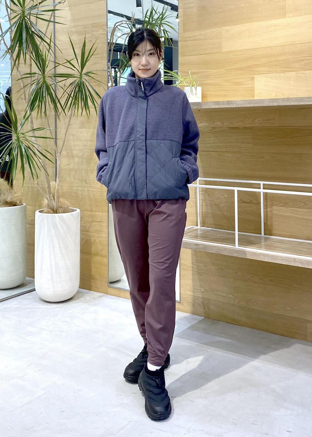 ブラック系のスニーカー、ブルー系のその他アウター、ピンク系のスラックスを着用したレディースの秋コーディネートの2枚目の写真