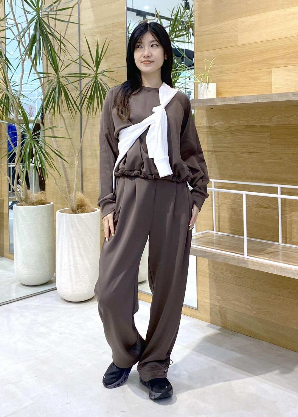 ホワイト系のTシャツ/カットソー、ブラウン系のその他トップス、ブラウン系のその他パンツを着用したレディースの秋コーディネートの4枚目の写真