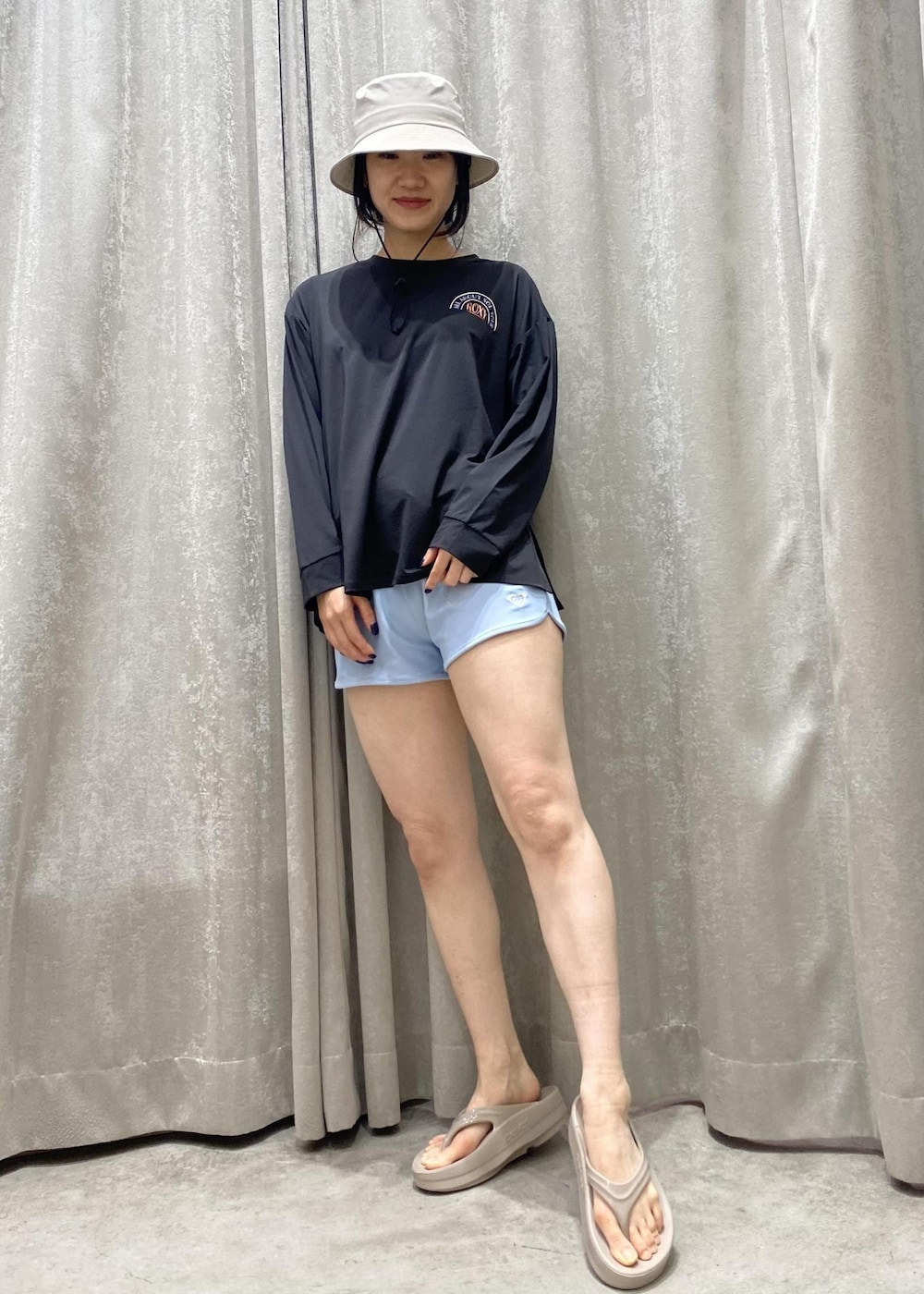 ベージュ系のサンダル、ブラック系のTシャツ/カットソー、ホワイト系のハットを着用したレディースの春コーディネートの3枚目の写真