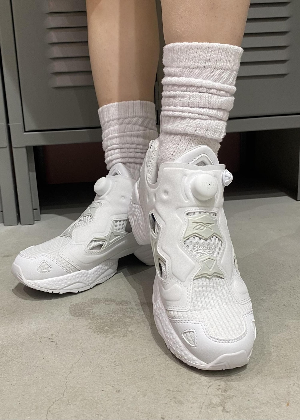 グリーン系のTシャツ/カットソー、ホワイト系のスニーカー、ブラック系のその他パンツを着用したレディースの春コーディネートの6枚目の写真