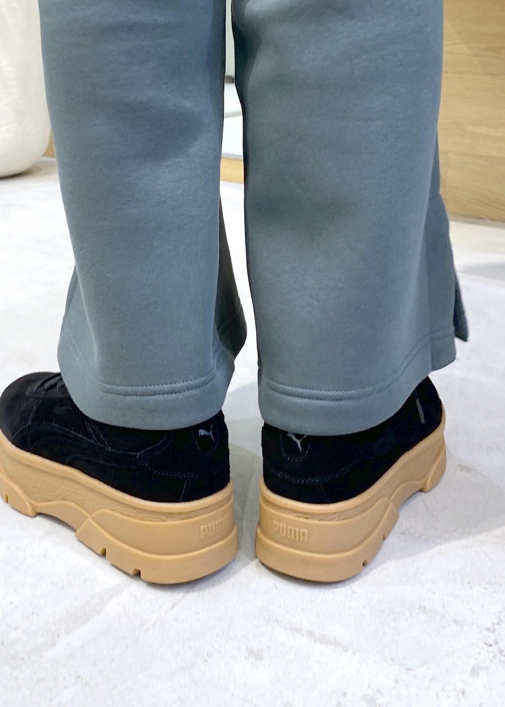 ブラック系のショルダーバッグ、ブラック系のワンピース、ブラック系のチェスターコートを着用したレディースの秋コーディネートの9枚目の写真