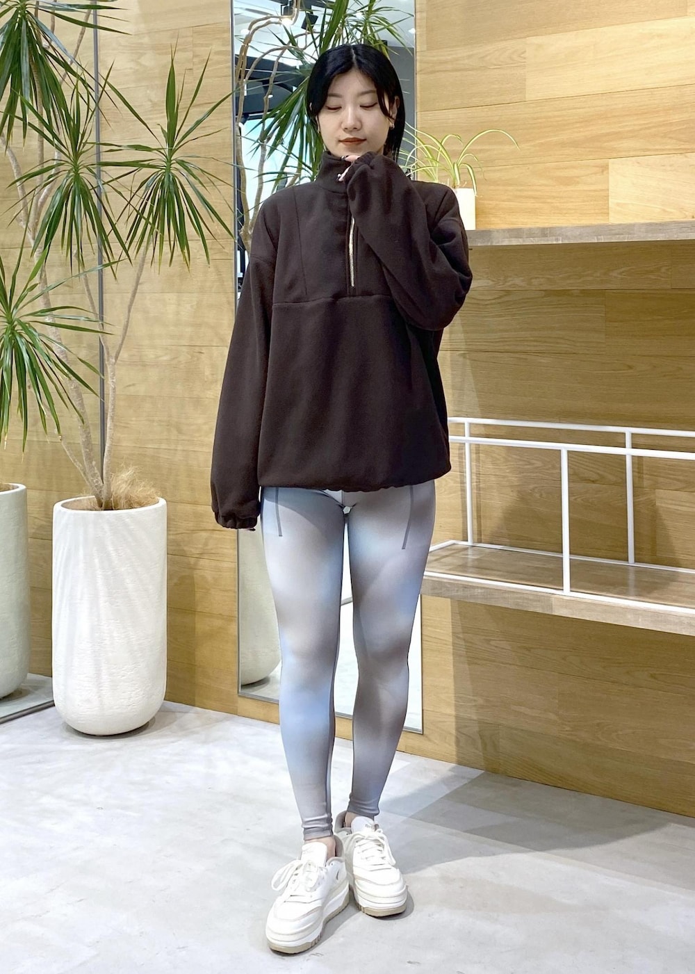 ブラウン系のその他トップス、ブルー系のレギンス/スパッツを着用したレディースの秋コーディネートの3枚目の写真