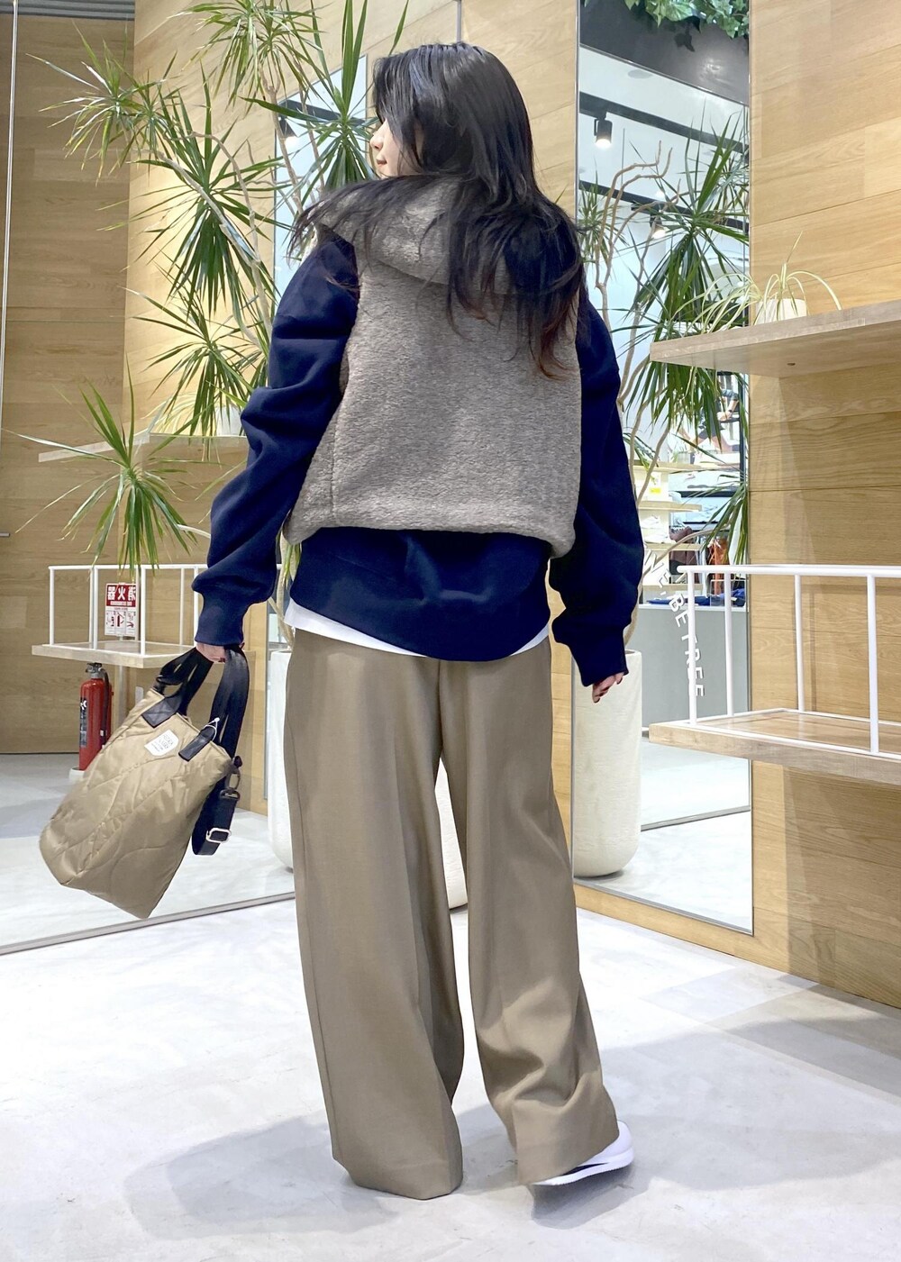 ホワイト系のスニーカー、ホワイト系のTシャツ/カットソー、ブルー系のスウェットを着用したレディースの秋コーディネートの4枚目の写真