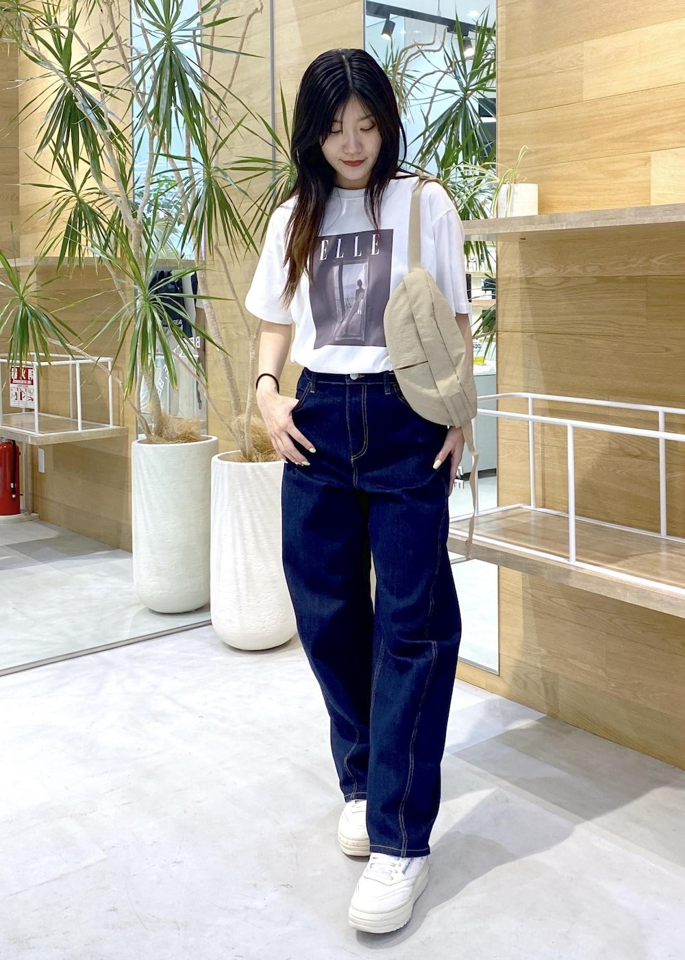 「ナージー、デニム、デニムパンツ、デニムコーデ、厚底、厚底スニーカー、Reebok、ELLE、コラボT、Tシャツ、Tシャツコーデ、バッグ、ボディーバッグ、骨格ウェーブ、夏コーデ」｜「Reebokの【Reebok】CLUB C EXTRA（スニーカー、ホワイト系）」を使った、sana.nさん（レディース・162cm）の秋コーディネートの7枚目の写真