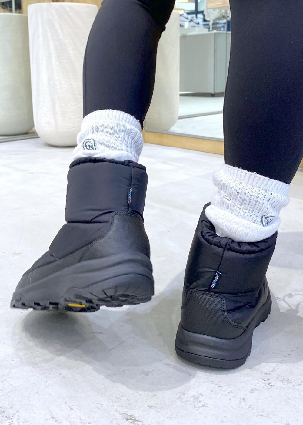 ブラック系のレギンス/スパッツを着用したレディースの秋コーディネートの9枚目の写真