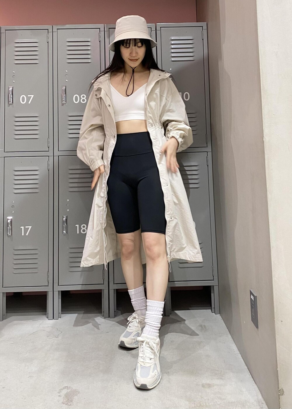 ホワイト系のその他アウター、ベージュ系のスニーカー、ブラック系のレギンス/スパッツを着用したレディースの春コーディネートの2枚目の写真