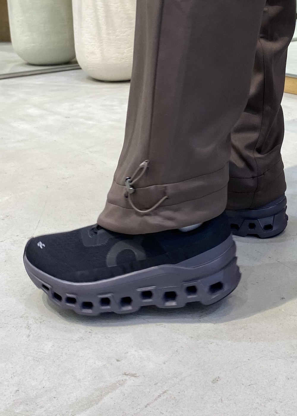 ホワイト系のTシャツ/カットソー、ブラウン系のその他トップス、ブラウン系のその他パンツを着用したレディースの秋コーディネートの9枚目の写真