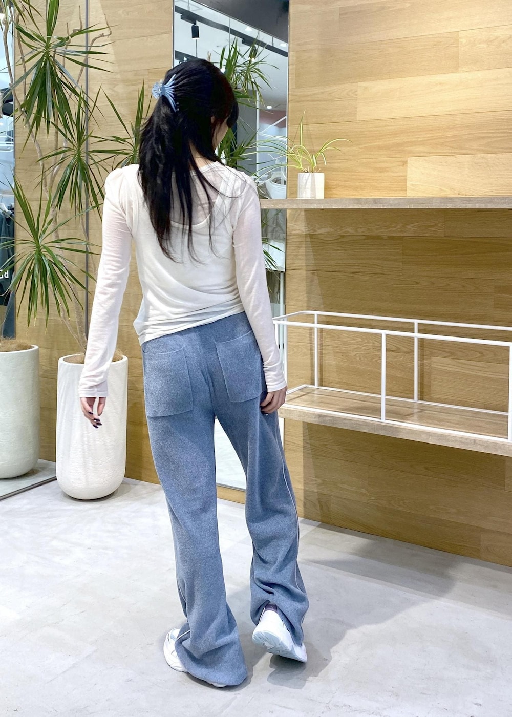 ホワイト系のアンサンブル、ブルー系のその他パンツ、ホワイト系のスニーカーを着用したレディースの秋コーディネートの4枚目の写真