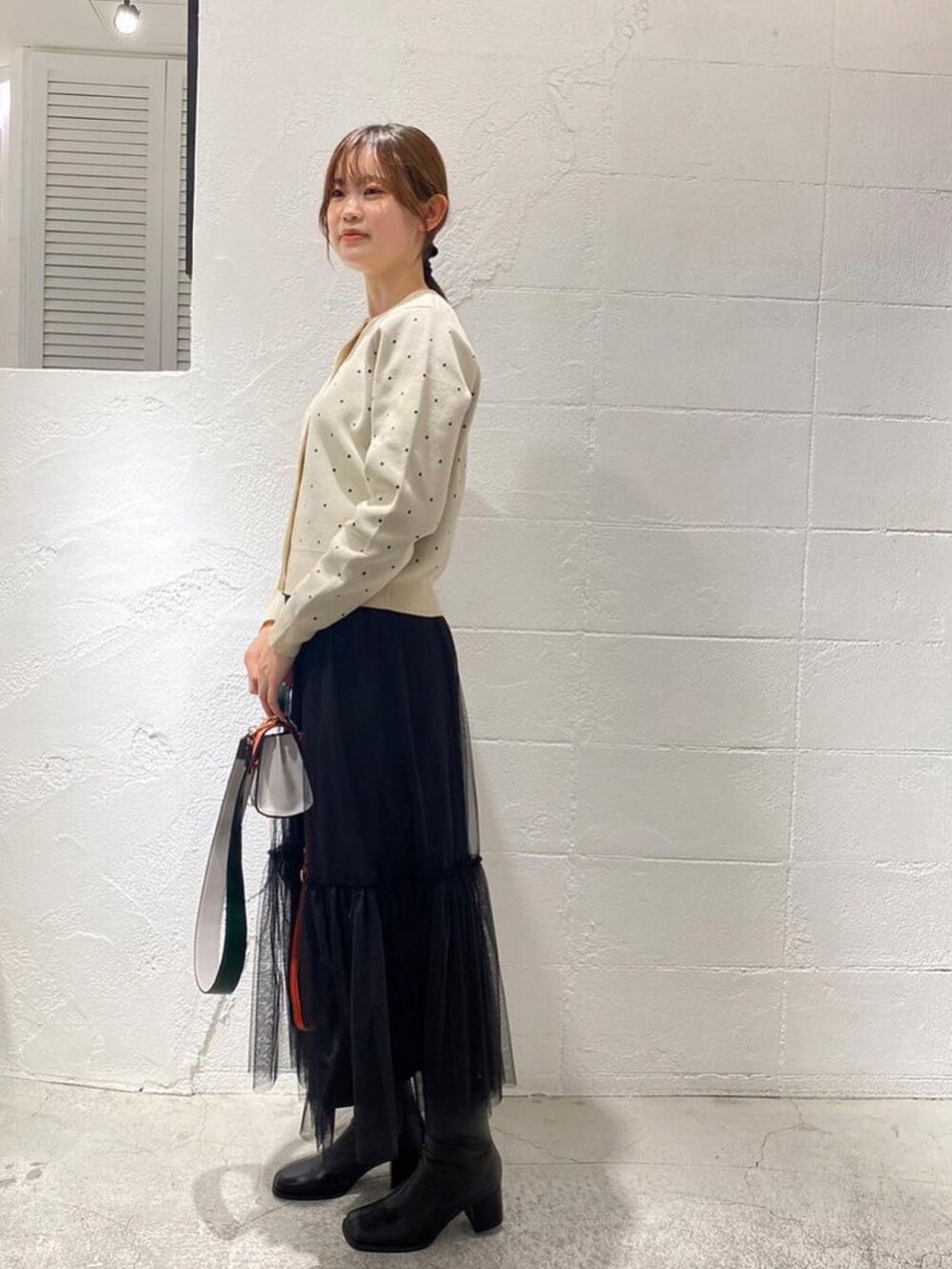 「ドット、カーディガン、チュールスカート、ブーツ、春コーデ、きれいめカジュアル、テチチ(Te chichi)」｜「Te chichiのドットカーディガン（カーディガン/ボレロ、ホワイト系）」を使った、hnさん（レディース・160cm）の冬コーディネートの2枚目の写真