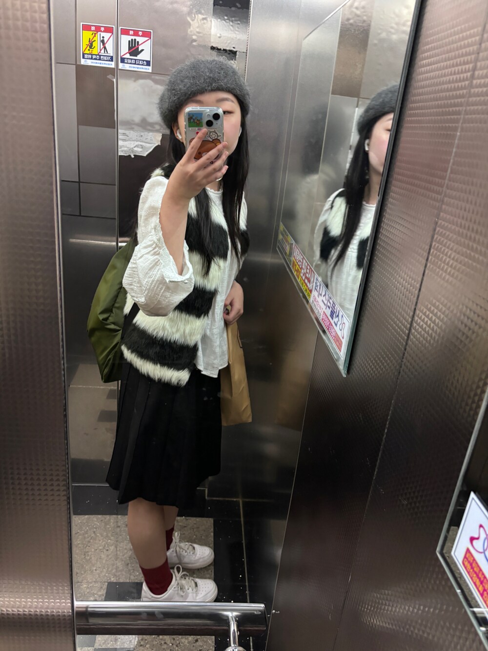 ホワイト系のスニーカー、ホワイト系のシャツ/ブラウスを着用したレディースの秋コーディネートの3枚目の写真