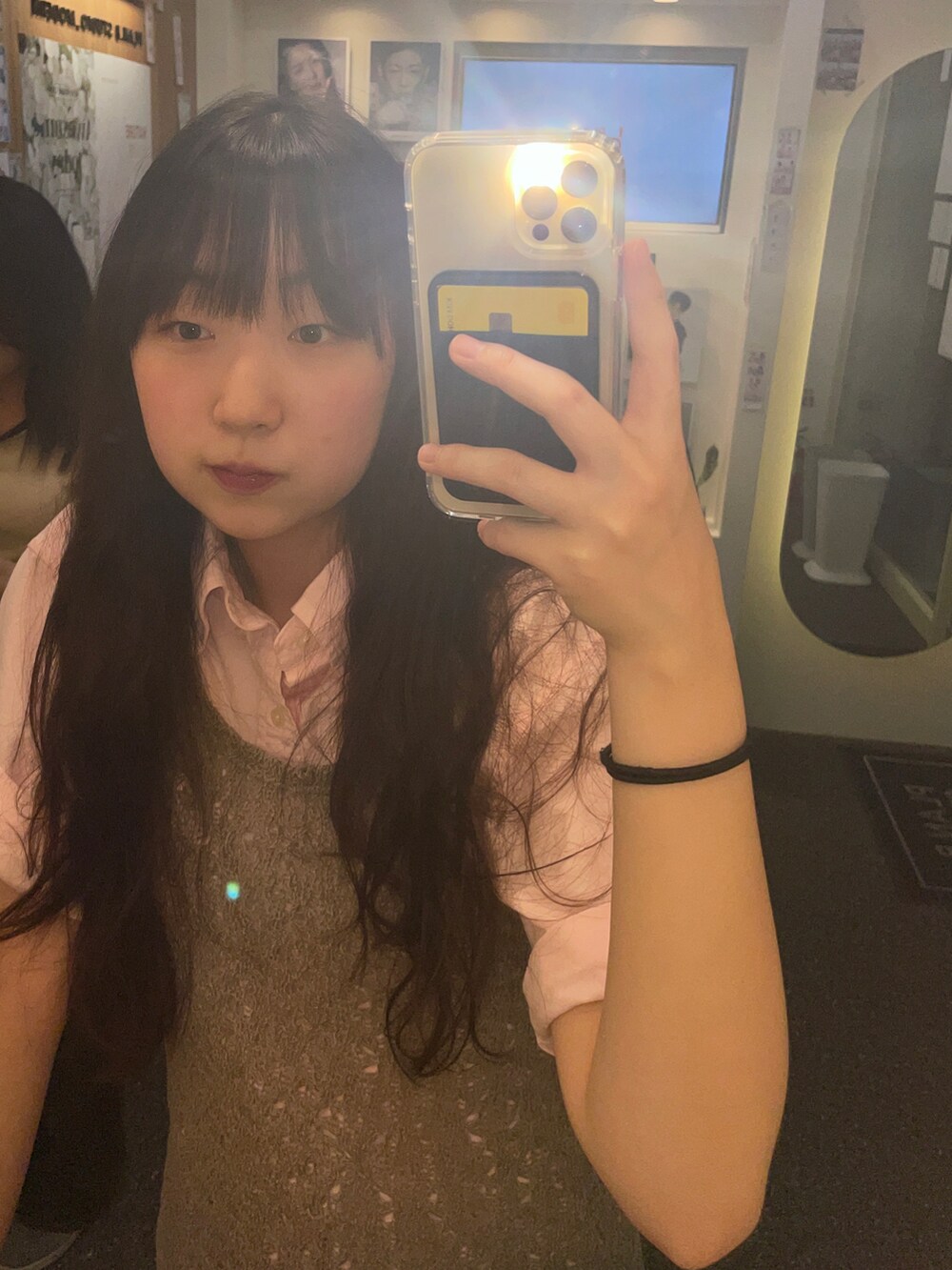 ブラック系のシューズ、ブラック系のパンツ、ピンク系のシャツ/ブラウスを着用したレディースの秋コーディネートの3枚目の写真