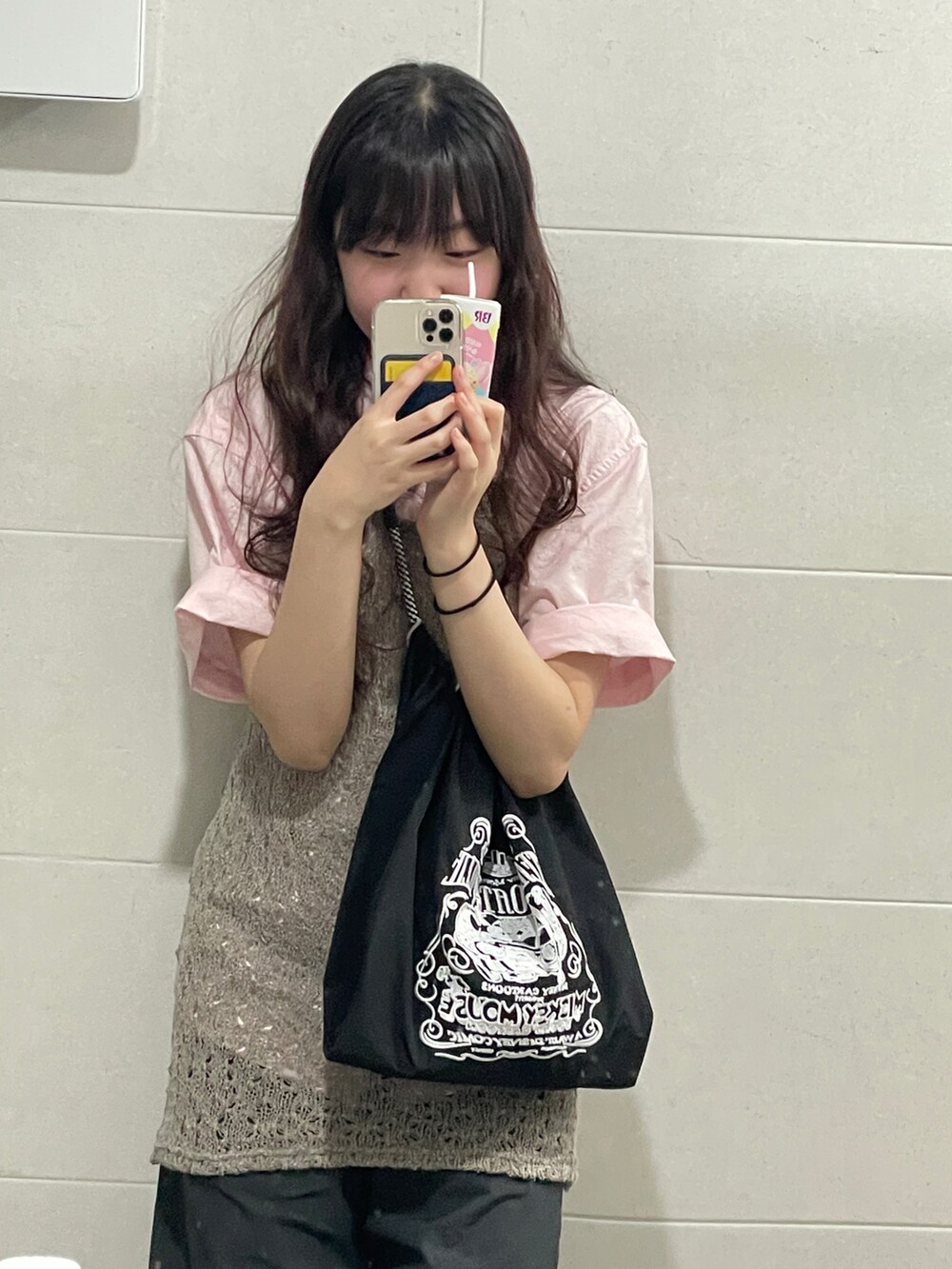 ブラック系のシューズ、ブラック系のパンツ、ピンク系のシャツ/ブラウスを着用したレディースの秋コーディネートの2枚目の写真